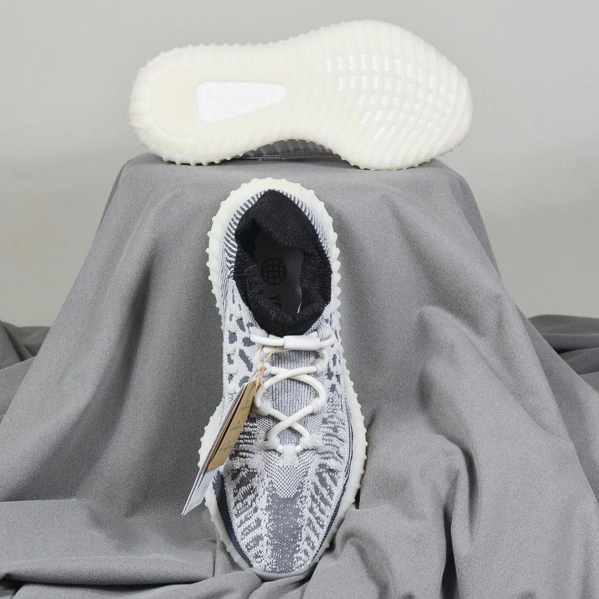 Pantofi Sport Yeezy Boost 350 V2 CMPCT Slate-White Panda IG9608