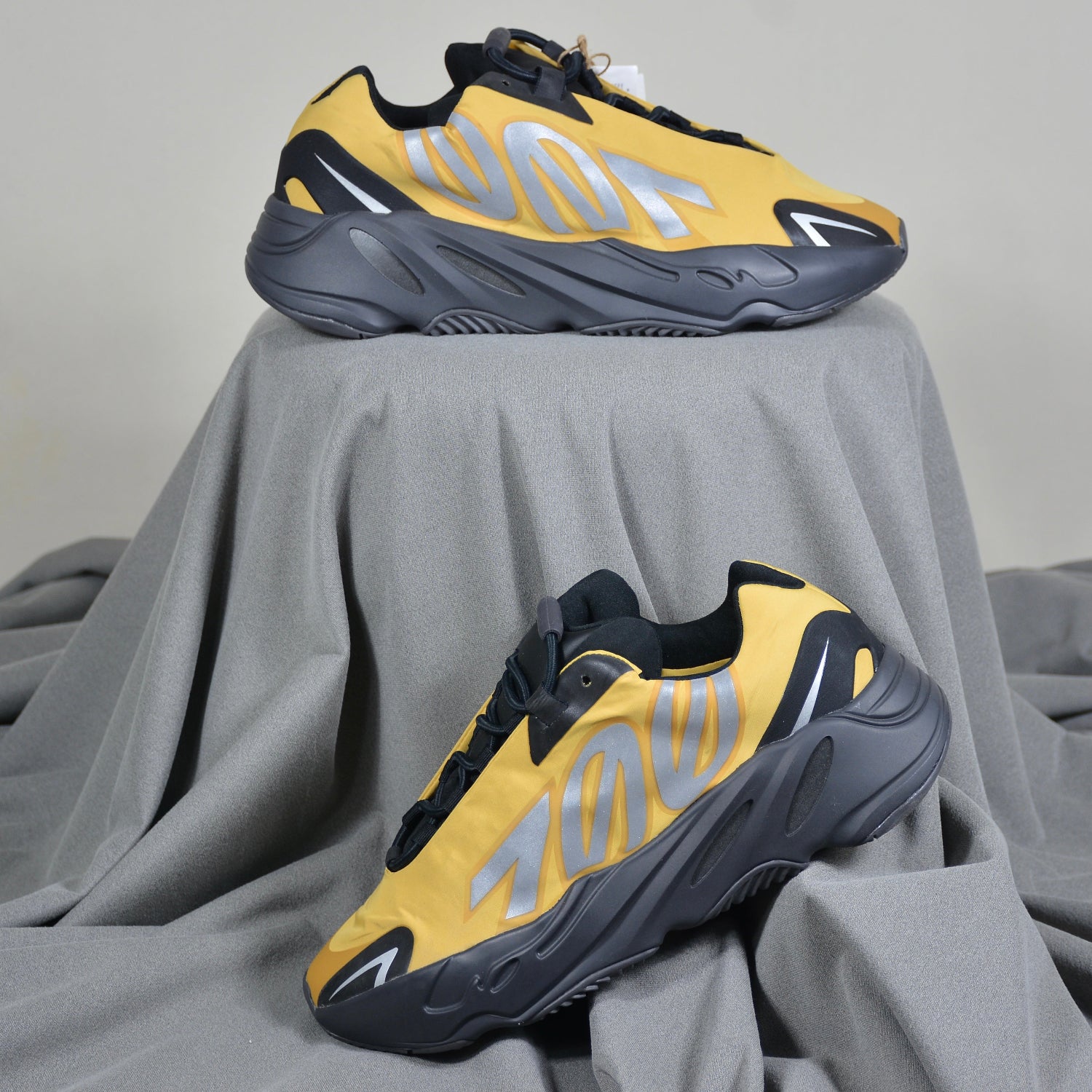 Pantofi Sport Yeezy Boost 700 MNVN Honey Flux GZ0717