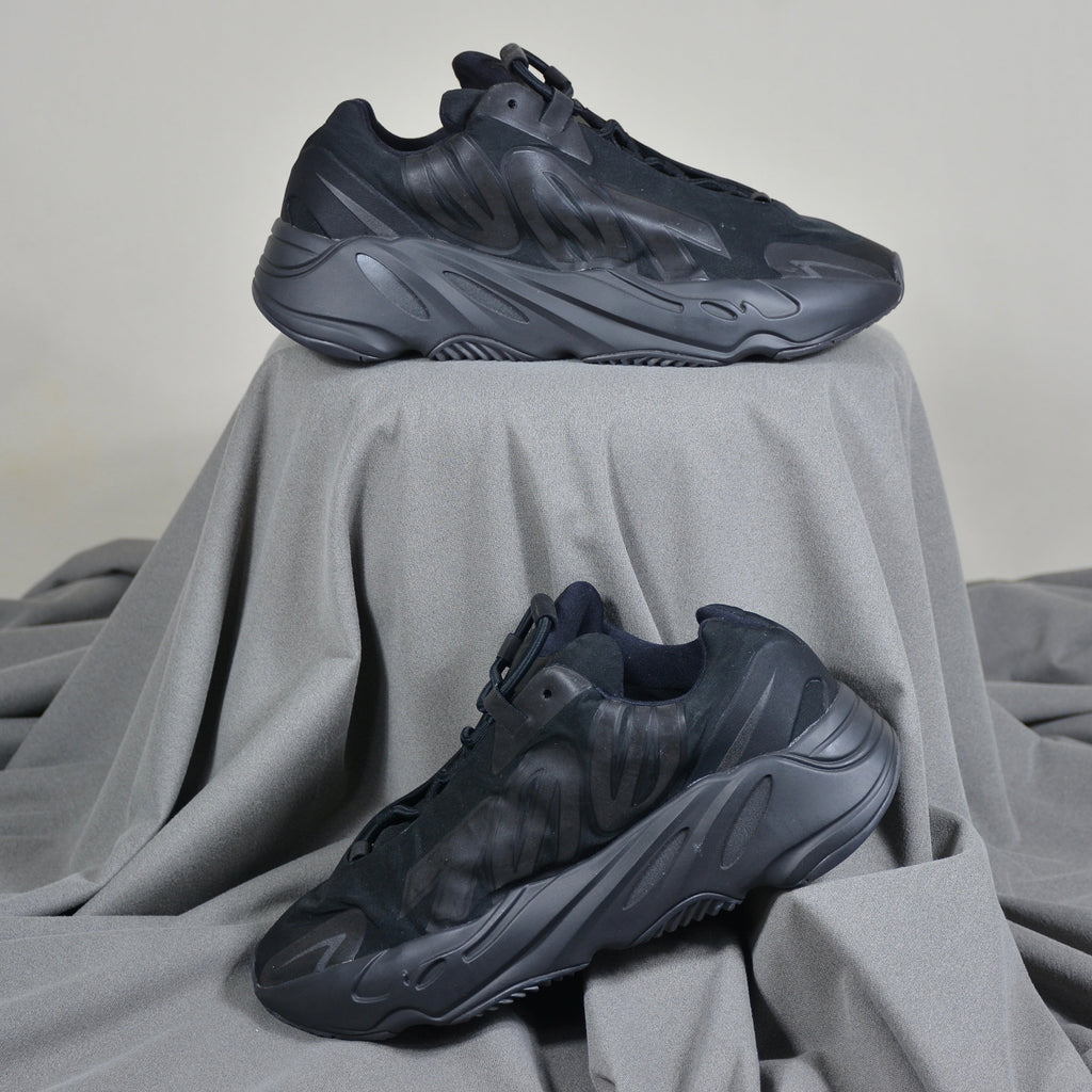 Pantofi Sport Yeezy Boost 700 MNVN Triple Black FV4440