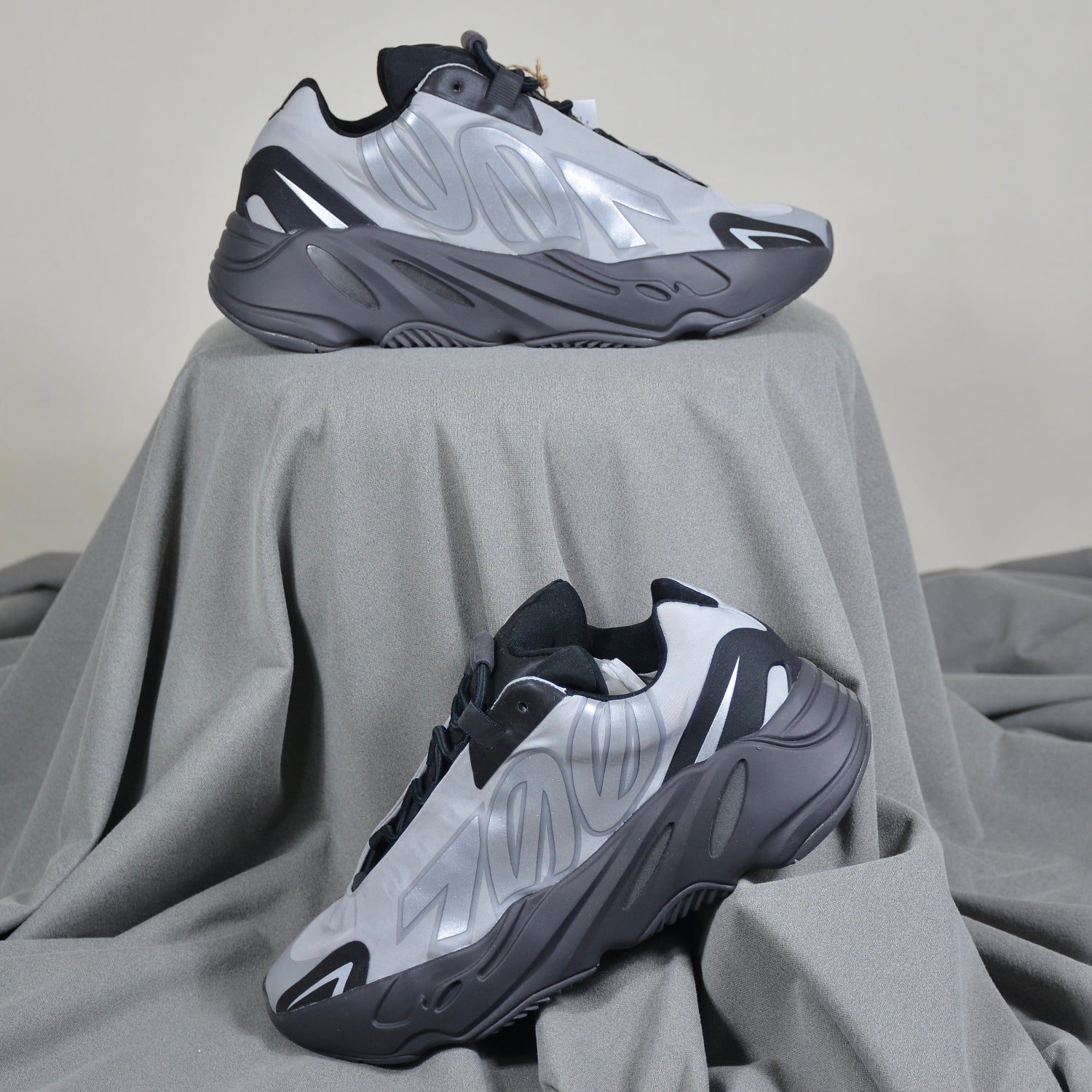 Pantofi Sport Yeezy Boost 700 MNVN Metallic GW9524
