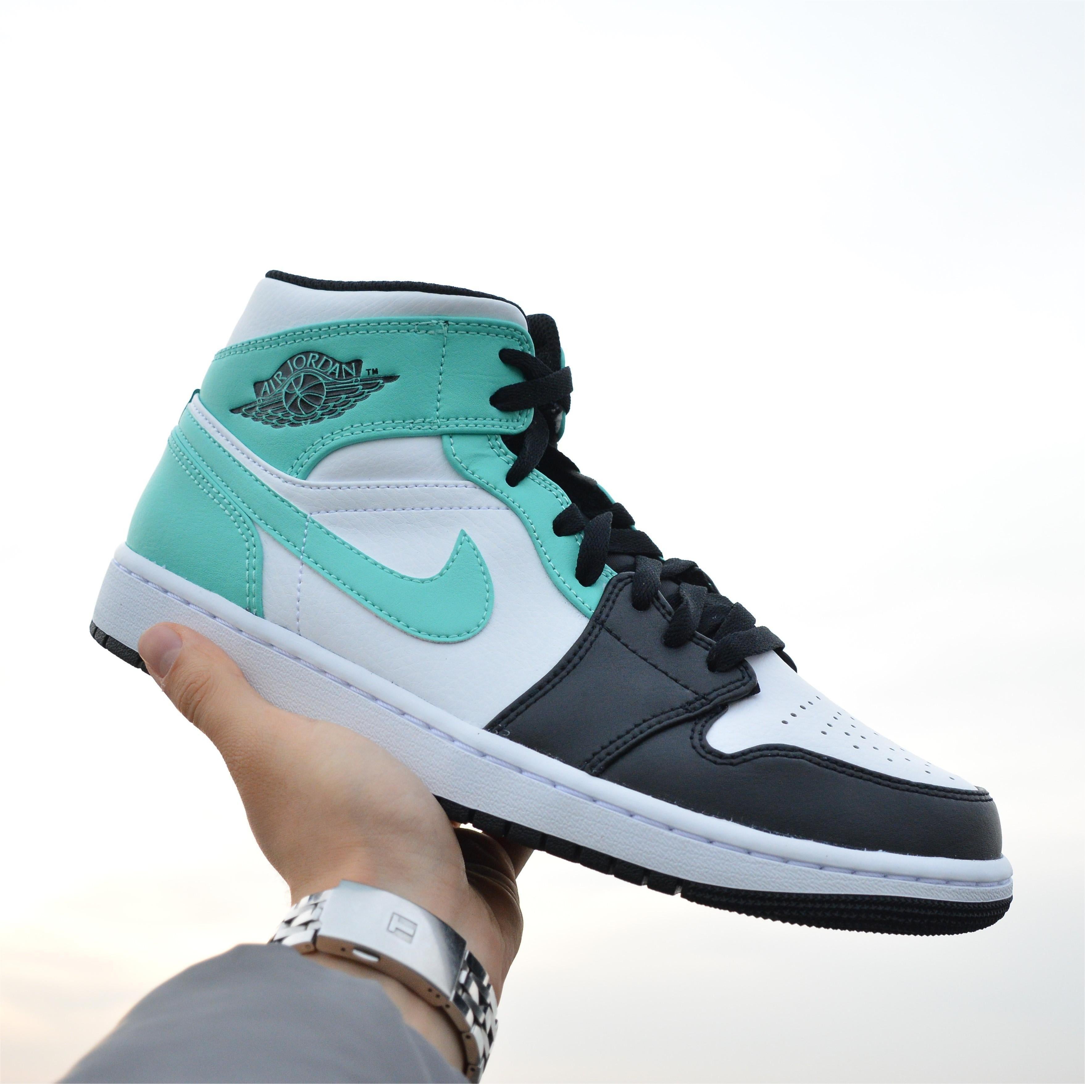 Pantofi Sport Air Jordan 1 Mid Igloo Tropical Twist 554724-132