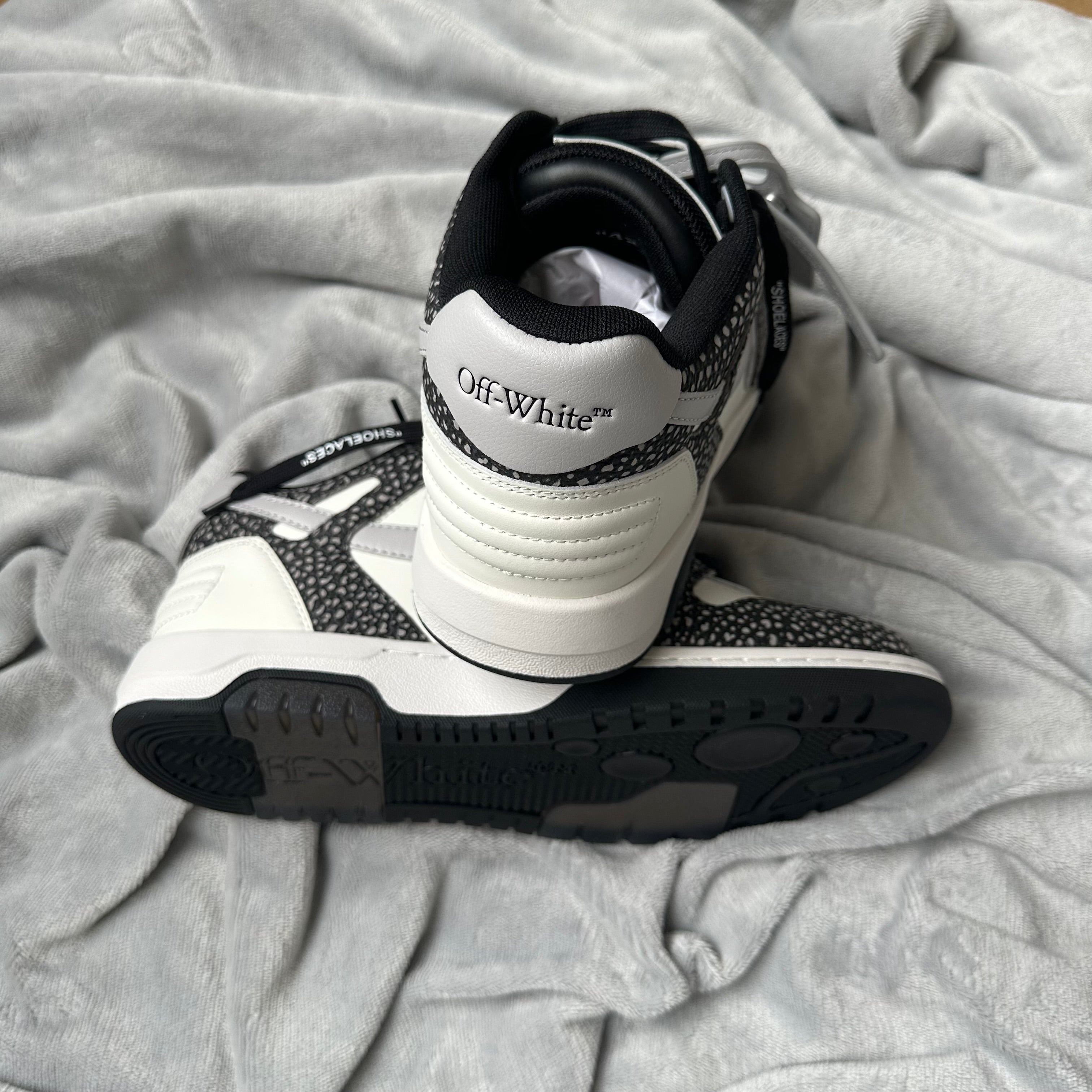 Pantofi Sport Off-White Out Of Office Low Black Grey With Dots OMIA189S23LEA0090109