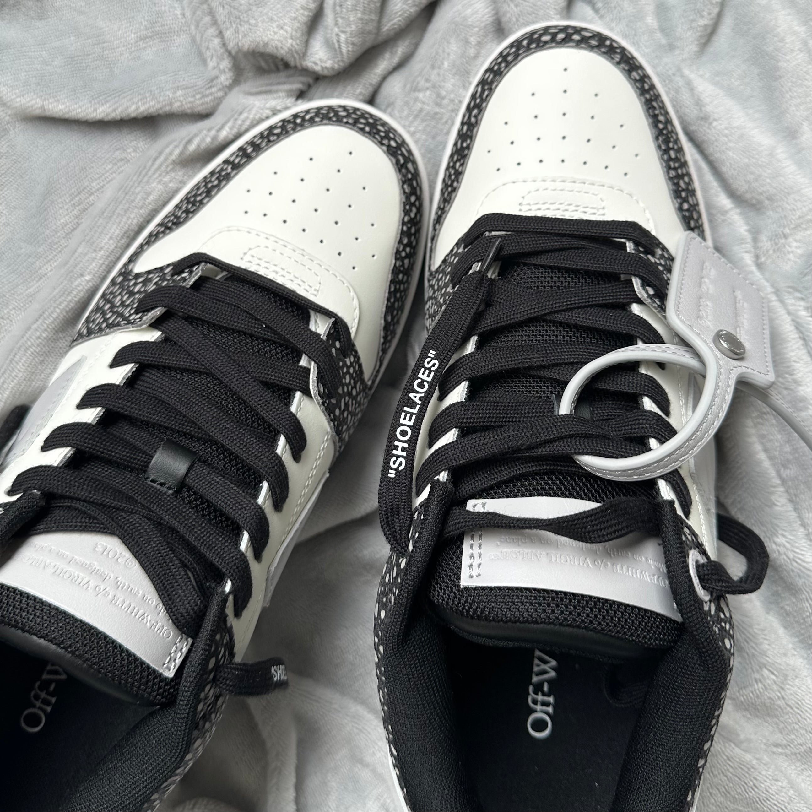 Pantofi Sport Off-White Out Of Office Low Black Grey With Dots OMIA189S23LEA0090109