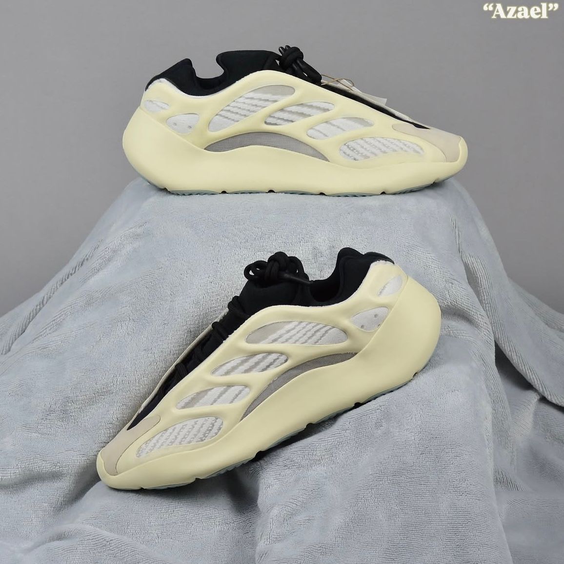 Pantofi Sport Yeezy Boost 700 V3 Azael White Cream FW4980