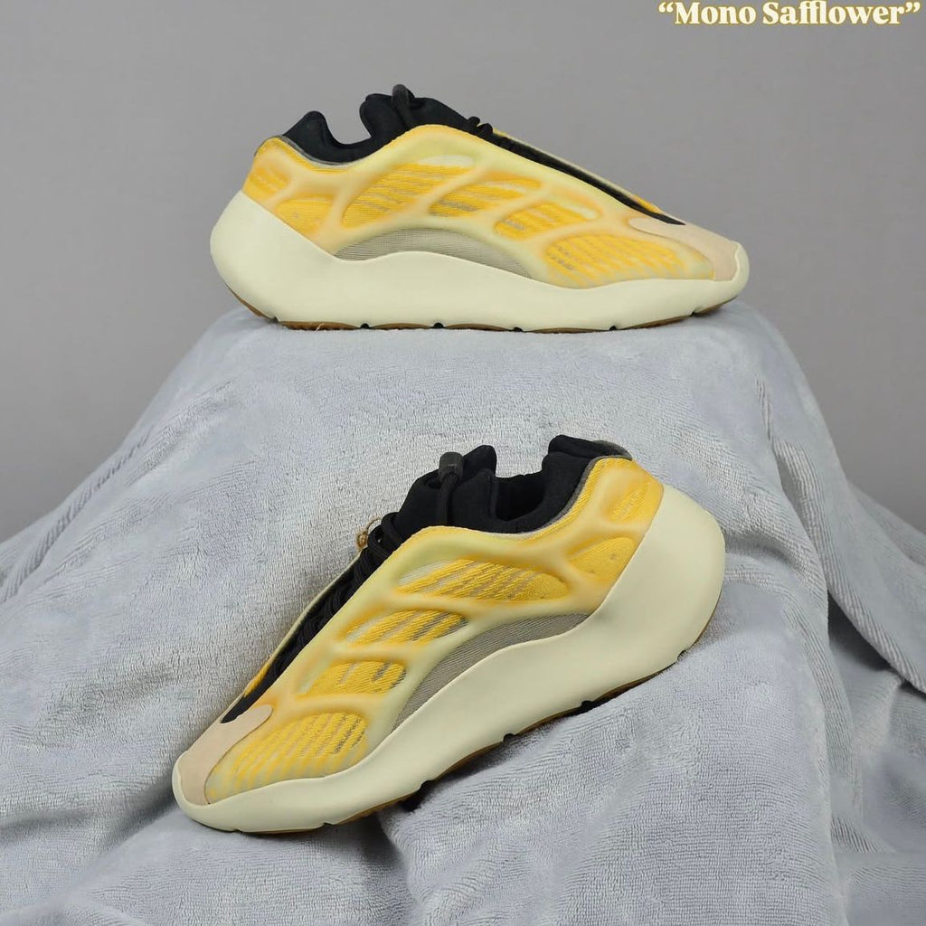 Pantofi Sport Yeezy Boost 700 V3 Mono-Safflower Galben HP5425