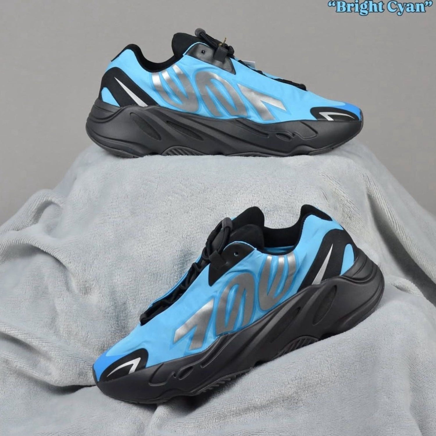 Pantofi Sport Yeezy Boost 700 MNVN Bright Cyan GZ3079