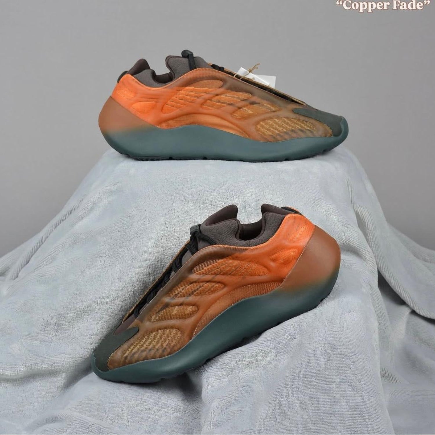 Pantofi Sport Yeezy Boost 700 V3 Fade Copper GY4109