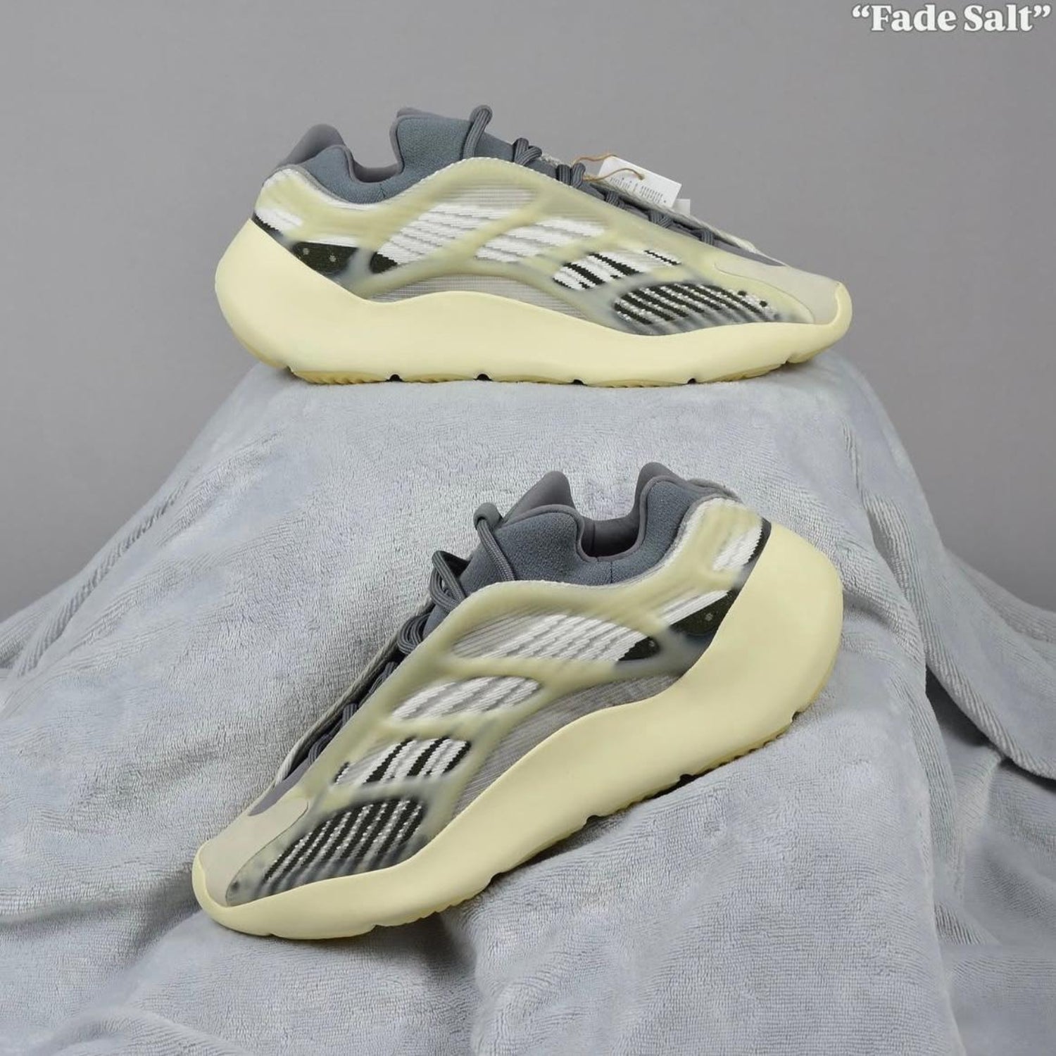 Pantofi Sport Yeezy Boost 700 V3 Fade Salt ID1674