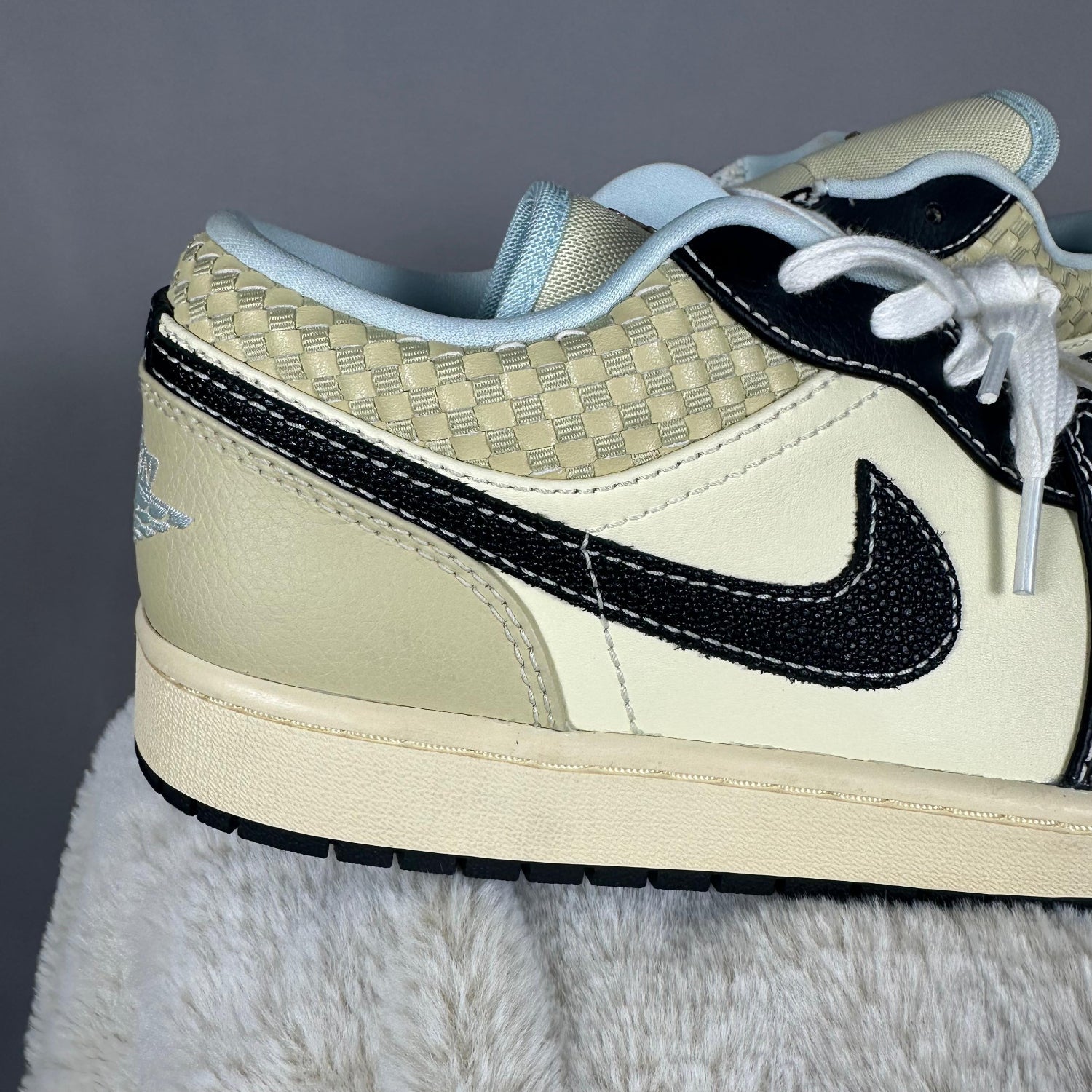 Pantofi Sport Air Jordan 1 low SE Coconut Milk Black Muslin Maro Bej